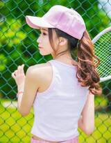 阳光刚刚好，户外打网球的白衣粉裙运动装青春美少女图片