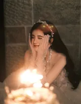 鞠婧祎可爱公主裙穿搭过生日吹蜡烛写真图片