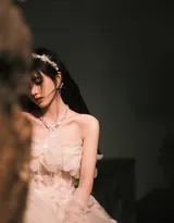 鞠婧祎可爱公主裙穿搭过生日吹蜡烛写真图片