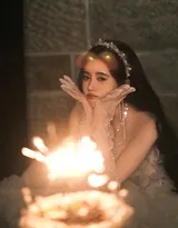 鞠婧祎可爱公主裙穿搭过生日吹蜡烛写真图片