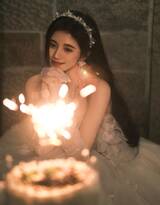 鞠婧祎可爱公主裙穿搭过生日吹蜡烛写真图片