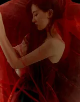 乔欣性感深红唇色化身暗夜妖姬穿搭写真图片