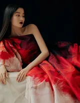 乔欣性感深红唇色化身暗夜妖姬穿搭写真图片