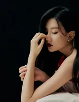 乔欣性感深红唇色化身暗夜妖姬穿搭写真图片