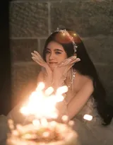 鞠婧祎可爱公主裙穿搭过生日吹蜡烛写真图片