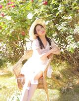 享受阳光，享受美好，阳光下戴着斗笠的白裙少女写真大图