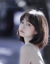 犹如粉雕玉琢般 粉嫩精致的漂亮短发女孩唯美街拍写真大图