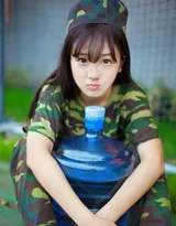 参加军训的漂亮学生妹子一身迷彩服穿搭可爱写真照