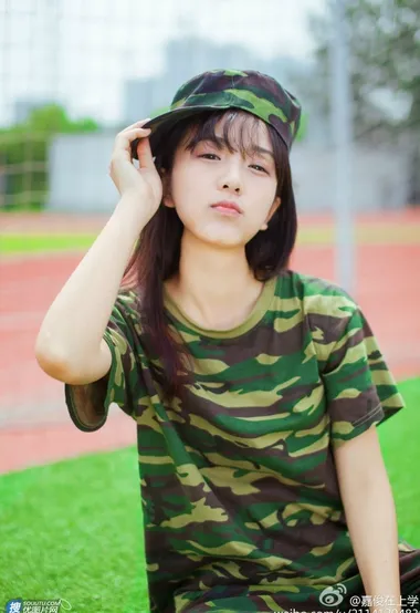 参加军训的漂亮学生妹子一身迷彩服穿搭可爱写真照 – 高清 桌面壁纸 开放版权素材 免费下载 手机电脑通用背景图