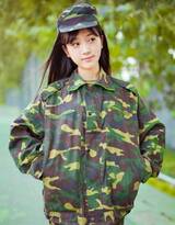 参加军训的漂亮学生妹子一身迷彩服穿搭可爱写真照