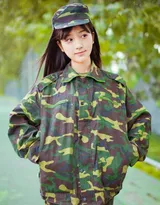 参加军训的漂亮学生妹子一身迷彩服穿搭可爱写真照
