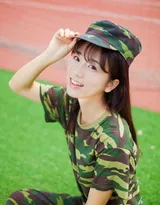 参加军训的漂亮学生妹子一身迷彩服穿搭可爱写真照