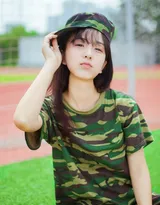 参加军训的漂亮学生妹子一身迷彩服穿搭可爱写真照
