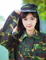 参加军训的漂亮学生妹子一身迷彩服穿搭可爱写真照