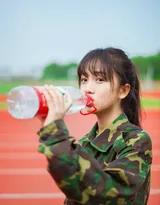 参加军训的漂亮学生妹子一身迷彩服穿搭可爱写真照