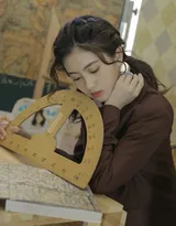 头上绑着辫子的高颜值美少女学生妹可爱甜美教室图片