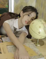 头上绑着辫子的高颜值美少女学生妹可爱甜美教室图片