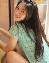 性格可爱居家美少女吊带条纹衫短裤唯美写真照片