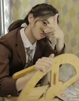 头上绑着辫子的高颜值美少女学生妹可爱甜美教室图片