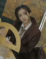 头上绑着辫子的高颜值美少女学生妹可爱甜美教室图片