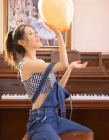 钢琴前的文艺系背带裤美女可爱甜美写真图片