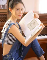 钢琴前的文艺系背带裤美女可爱甜美写真图片