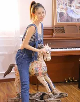 钢琴前的文艺系背带裤美女可爱甜美写真图片