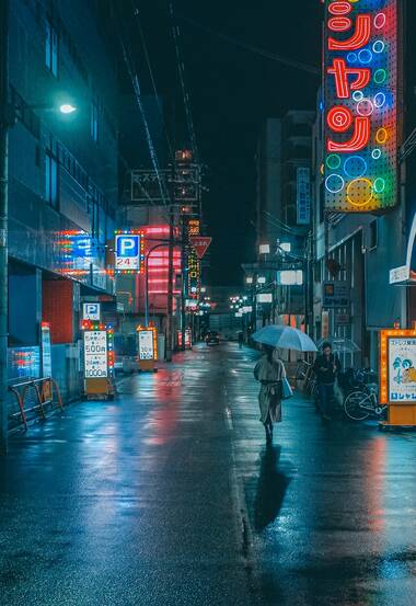 夜晚，冷清的街道，撑伞行走的人，韩国街道图片