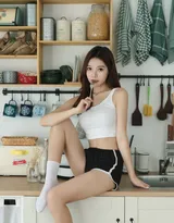 纯欲系少女私房，白背心黑色短裤美腿少女厨房写真图片
