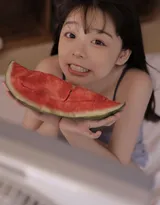 西瓜，西红柿好甜，可爱元气美少女身着条纹背心短裤写真