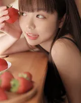 西瓜，西红柿好甜，可爱元气美少女身着条纹背心短裤写真