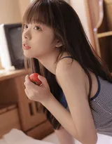 西瓜，西红柿好甜，可爱元气美少女身着条纹背心短裤写真