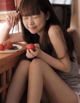 西瓜，西红柿好甜，可爱元气美少女身着条纹背心短裤写真