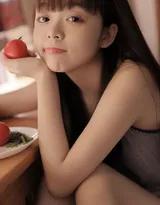 西瓜，西红柿好甜，可爱元气美少女身着条纹背心短裤写真