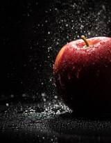 红苹果，一个苹果，几本书，唯美苹果摄影图片