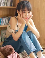 眼睛又大又圆的可爱粉嫩美少女身着背带牛仔裤居家写真图