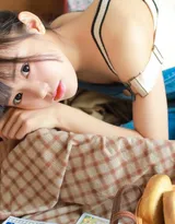 眼睛又大又圆的可爱粉嫩美少女身着背带牛仔裤居家写真图