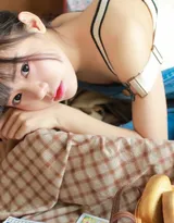 眼睛又大又圆的可爱粉嫩美少女身着背带牛仔裤居家写真图