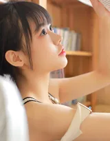 眼睛又大又圆的可爱粉嫩美少女身着背带牛仔裤居家写真图