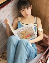 眼睛又大又圆的可爱粉嫩美少女身着背带牛仔裤居家写真图