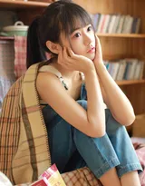 眼睛又大又圆的可爱粉嫩美少女身着背带牛仔裤居家写真图