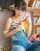 眼睛又大又圆的可爱粉嫩美少女身着背带牛仔裤居家写真图