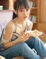 眼睛又大又圆的可爱粉嫩美少女身着背带牛仔裤居家写真图