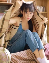 眼睛又大又圆的可爱粉嫩美少女身着背带牛仔裤居家写真图