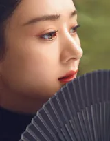 赵丽颖性感中国风穿搭，宛若孔雀公主，或黑天鹅超美写真