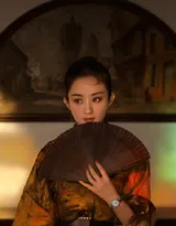 赵丽颖性感中国风穿搭，宛若孔雀公主，或黑天鹅超美写真