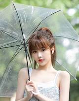 雨过总会天晴！手拿雨伞的小碎花吊带裙美少女雨中写真照