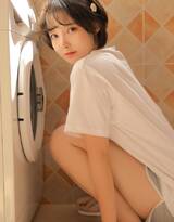 洗衣机前的漂亮可爱短发美少女白T恤短裤穿着悠闲写真图片
