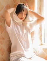 洗衣机前的漂亮可爱短发美少女白T恤短裤穿着悠闲写真图片