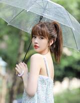 雨过总会天晴！手拿雨伞的小碎花吊带裙美少女雨中写真照